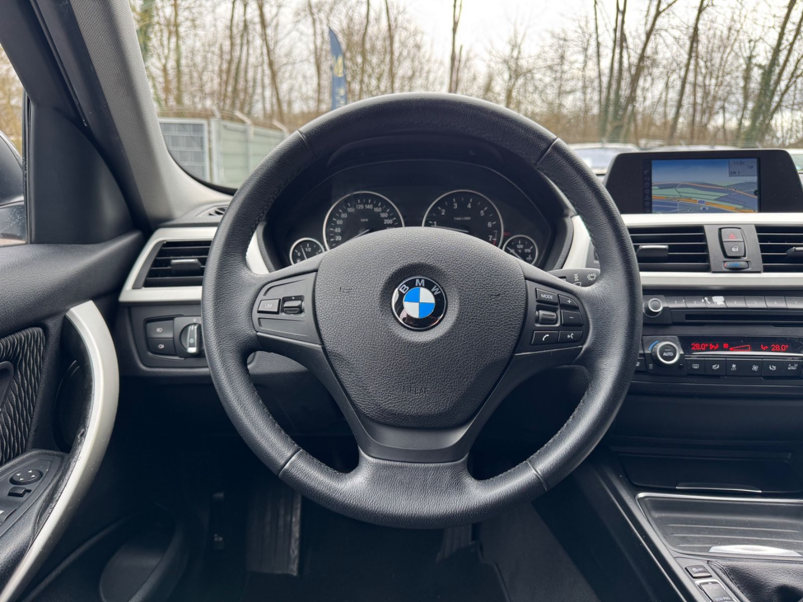 Fahrzeugabbildung BMW 320i LIM *1.HAND*NAVI*KAMERA*PDC*TOP*