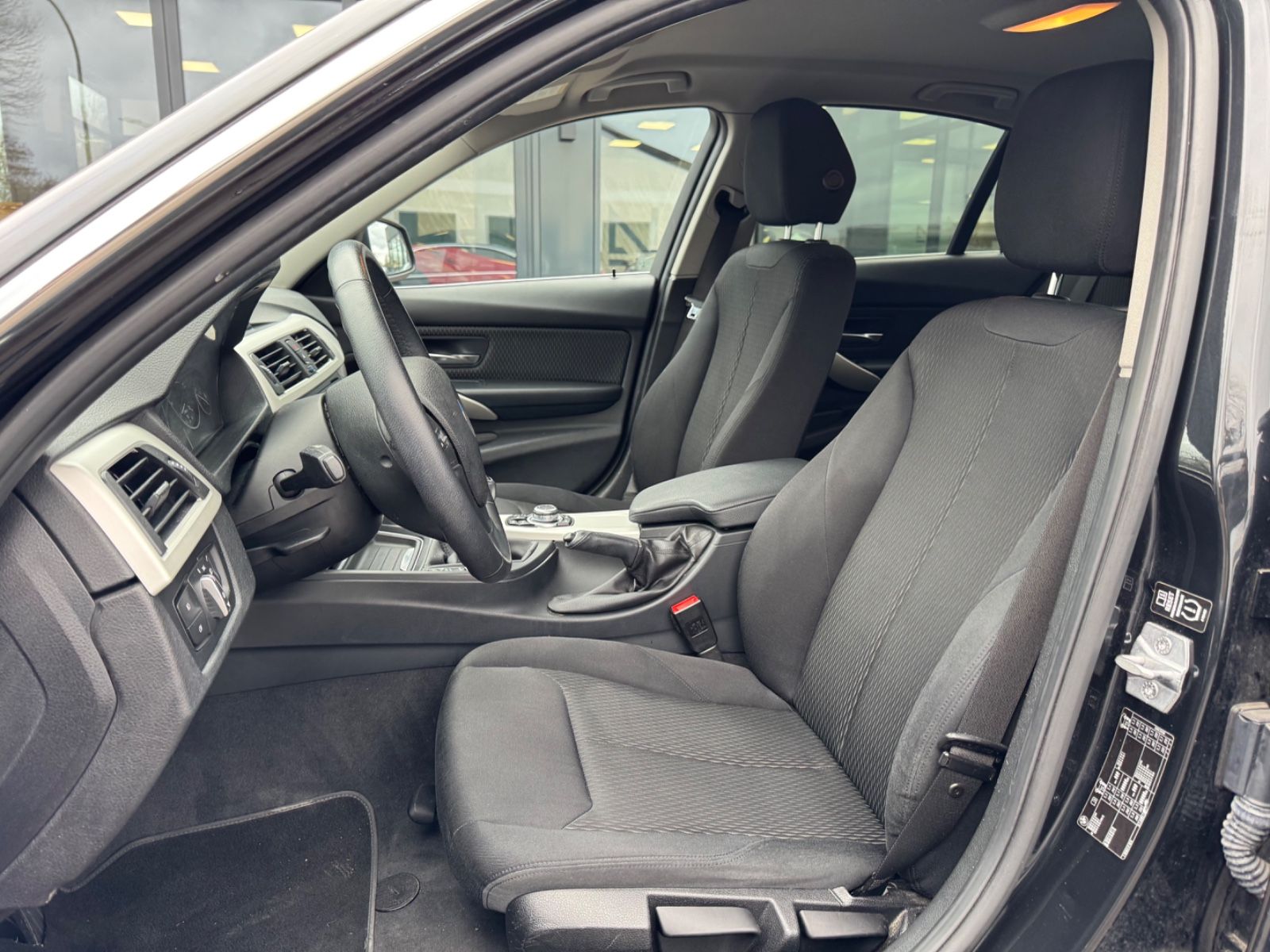 Fahrzeugabbildung BMW 320i LIM *1.HAND*NAVI*KAMERA*PDC*TOP*