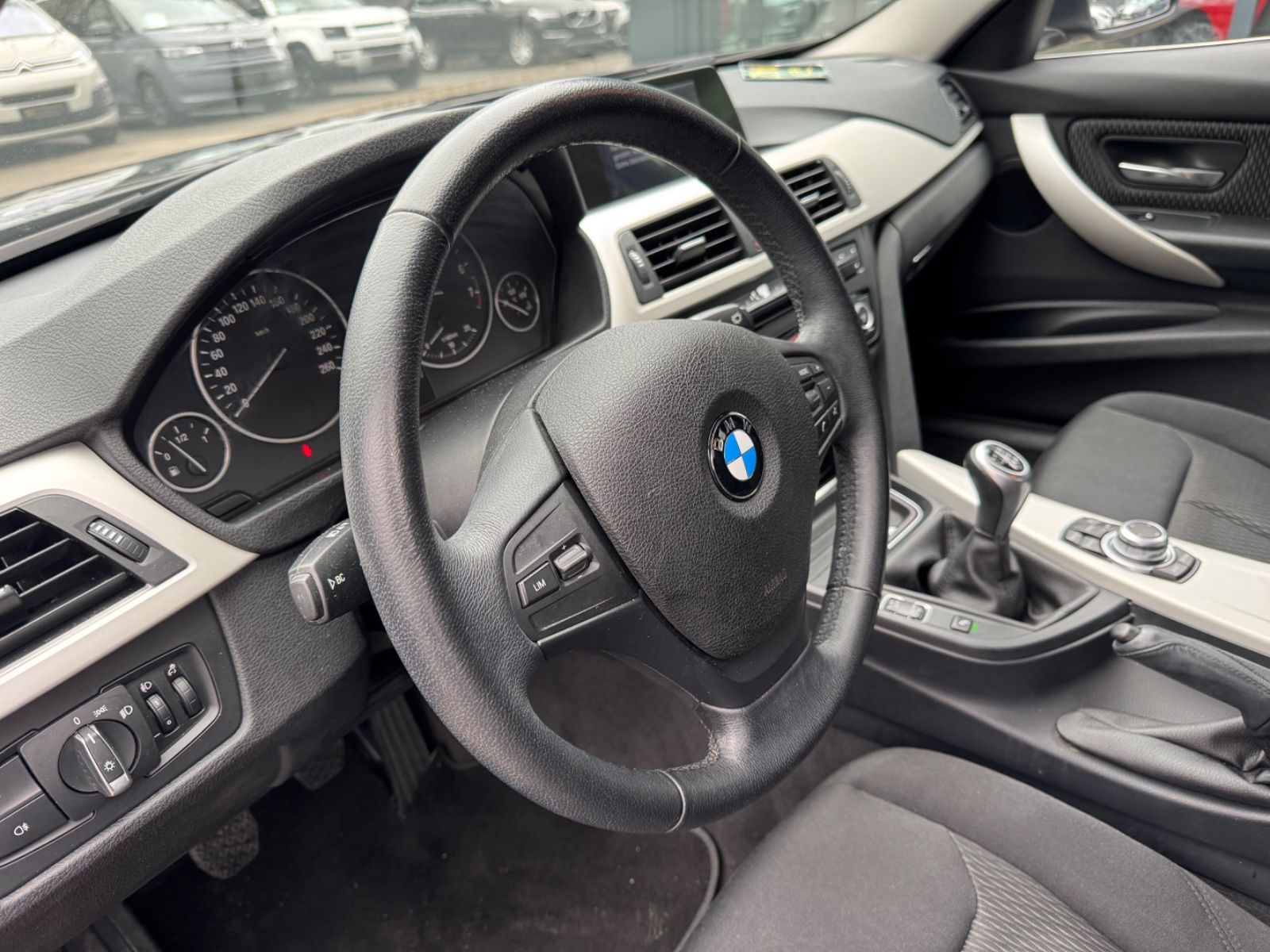 Fahrzeugabbildung BMW 320i LIM *1.HAND*NAVI*KAMERA*PDC*TOP*