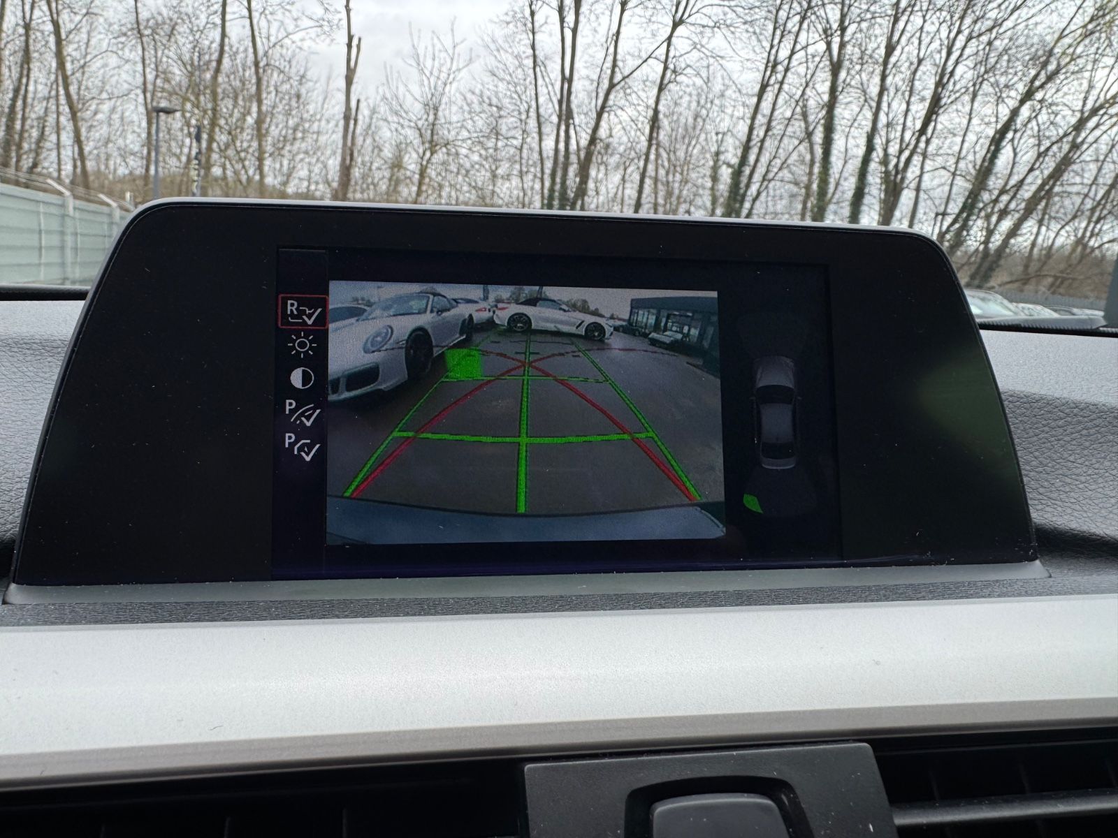 Fahrzeugabbildung BMW 320i LIM *1.HAND*NAVI*KAMERA*PDC*TOP*