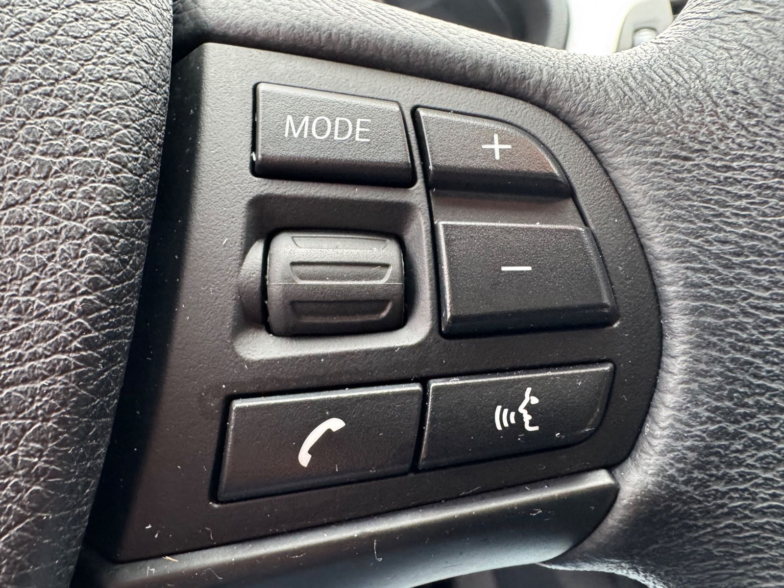 Fahrzeugabbildung BMW 320i LIM *1.HAND*NAVI*KAMERA*PDC*TOP*