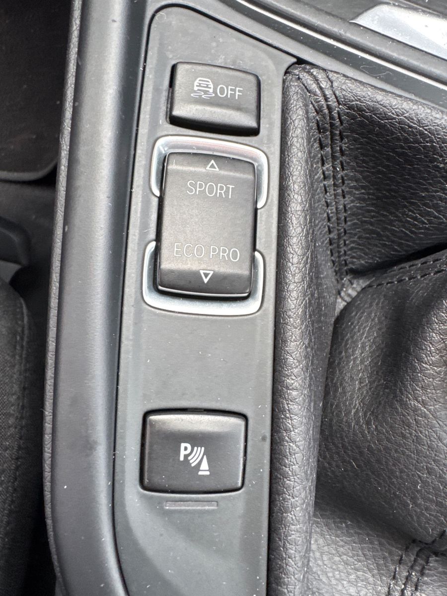 Fahrzeugabbildung BMW 320i LIM *1.HAND*NAVI*KAMERA*PDC*TOP*