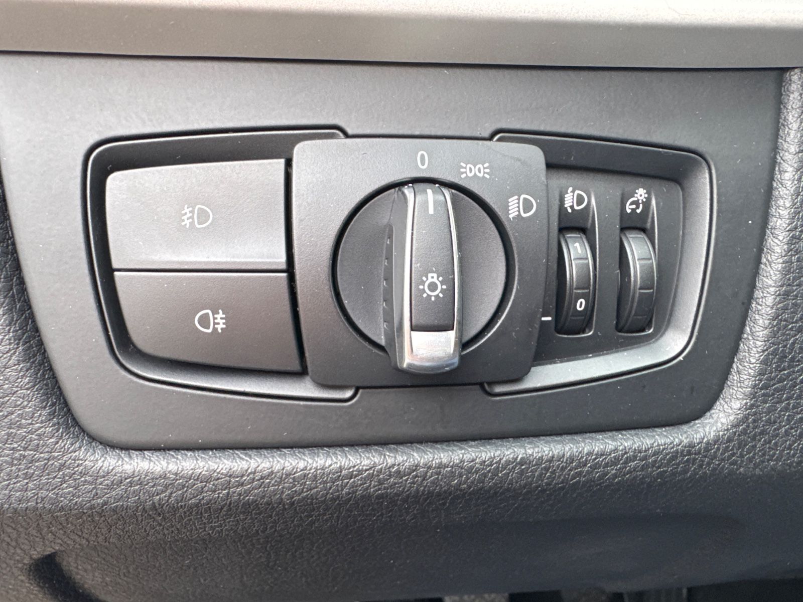 Fahrzeugabbildung BMW 320i LIM *1.HAND*NAVI*KAMERA*PDC*TOP*