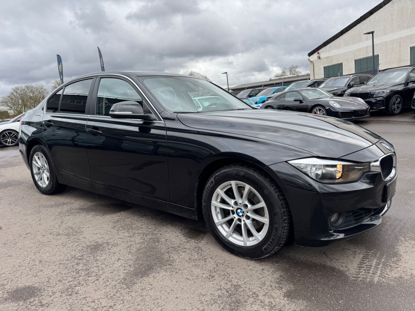 Fahrzeugabbildung BMW 320i LIM *1.HAND*NAVI*KAMERA*PDC*TOP*