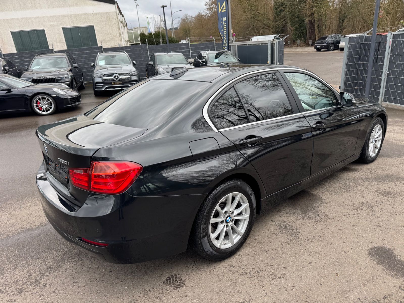 Fahrzeugabbildung BMW 320i LIM *1.HAND*NAVI*KAMERA*PDC*TOP*