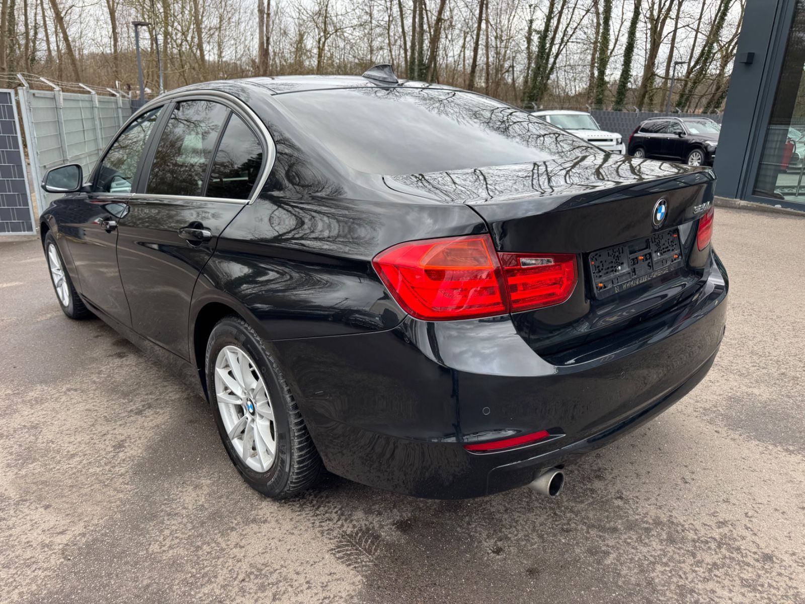 Fahrzeugabbildung BMW 320i LIM *1.HAND*NAVI*KAMERA*PDC*TOP*
