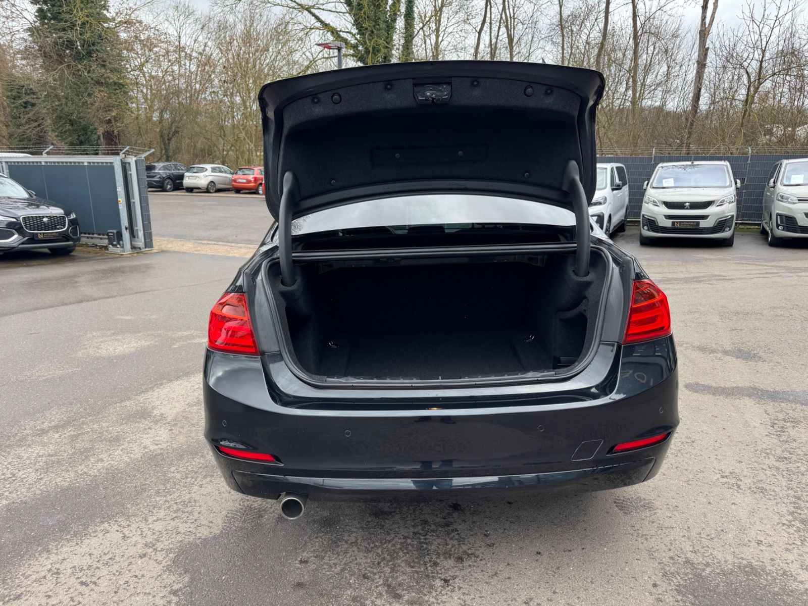 Fahrzeugabbildung BMW 320i LIM *1.HAND*NAVI*KAMERA*PDC*TOP*