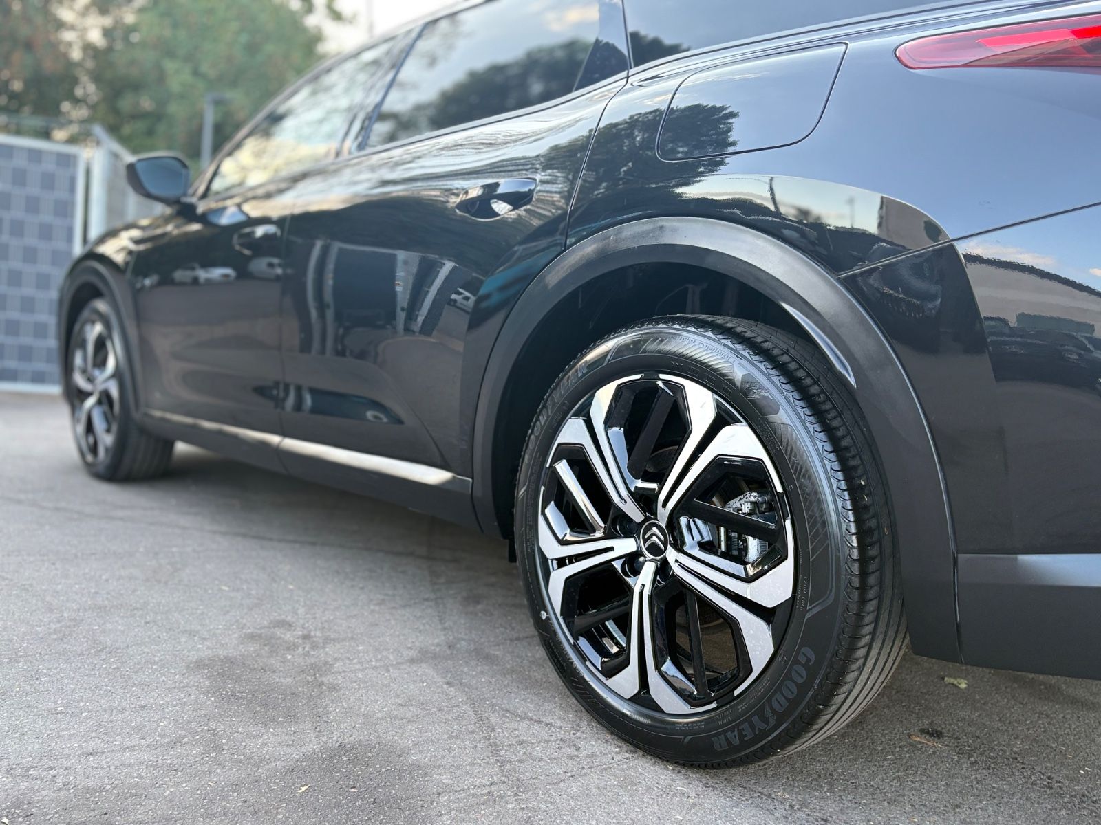 Fahrzeugabbildung Citroën C5 X SHINE PACK HYBRID *KAMERA*LEDER*NAVI*