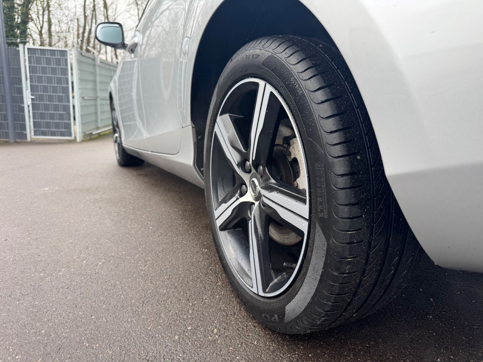 Fahrzeugabbildung Volvo V40 R-DESIGN AUTOMATIK*VOLL-LED*NAVI*SHZ*1.HAND*