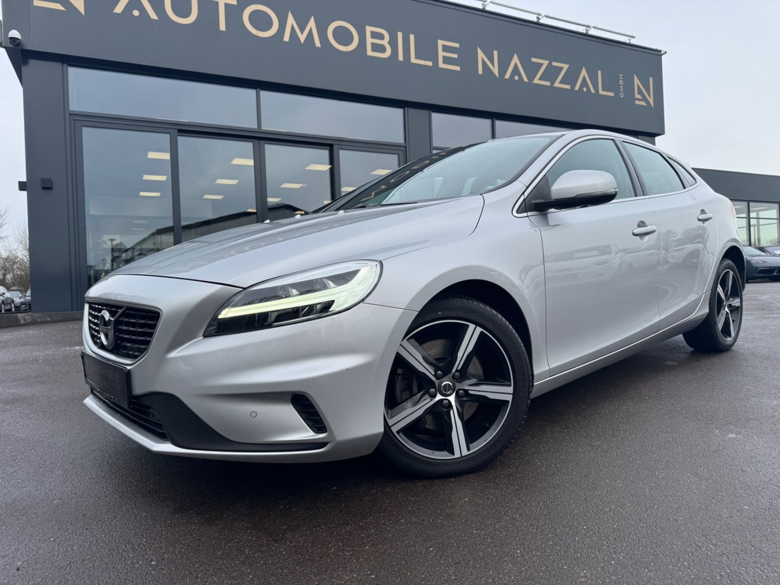 Fahrzeugabbildung Volvo V40 R-DESIGN AUTOMATIK*VOLL-LED*NAVI*SHZ*1.HAND*