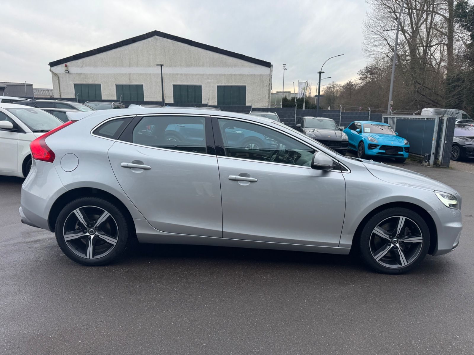 Fahrzeugabbildung Volvo V40 R-DESIGN AUTOMATIK*VOLL-LED*NAVI*SHZ*1.HAND*