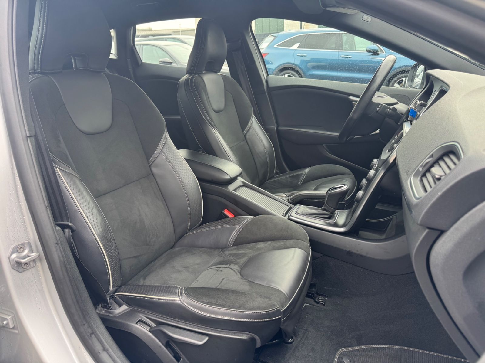 Fahrzeugabbildung Volvo V40 R-DESIGN AUTOMATIK*VOLL-LED*NAVI*SHZ*1.HAND*