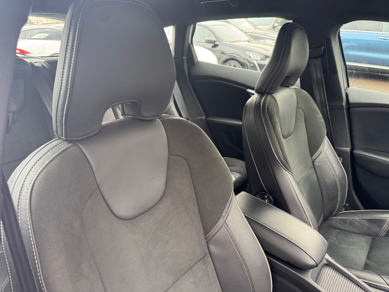 Fahrzeugabbildung Volvo V40 R-DESIGN AUTOMATIK*VOLL-LED*NAVI*SHZ*1.HAND*