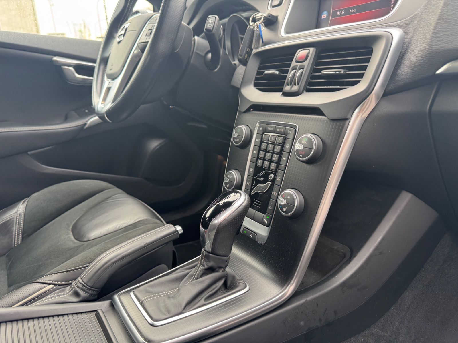 Fahrzeugabbildung Volvo V40 R-DESIGN AUTOMATIK*VOLL-LED*NAVI*SHZ*1.HAND*