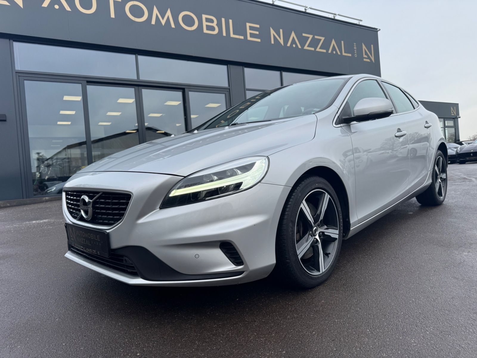 Fahrzeugabbildung Volvo V40 R-DESIGN AUTOMATIK*VOLL-LED*NAVI*SHZ*1.HAND*