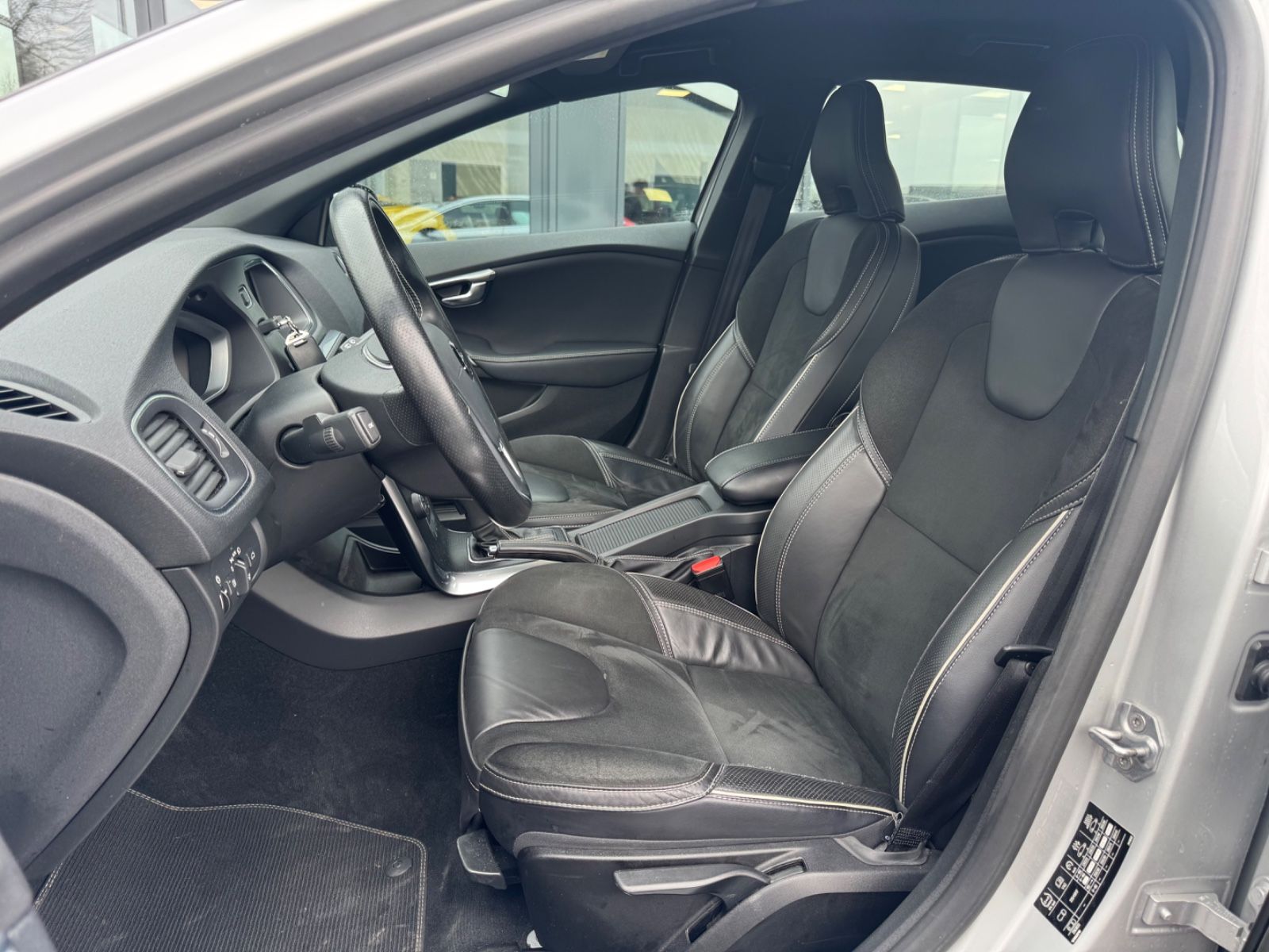 Fahrzeugabbildung Volvo V40 R-DESIGN AUTOMATIK*VOLL-LED*NAVI*SHZ*1.HAND*