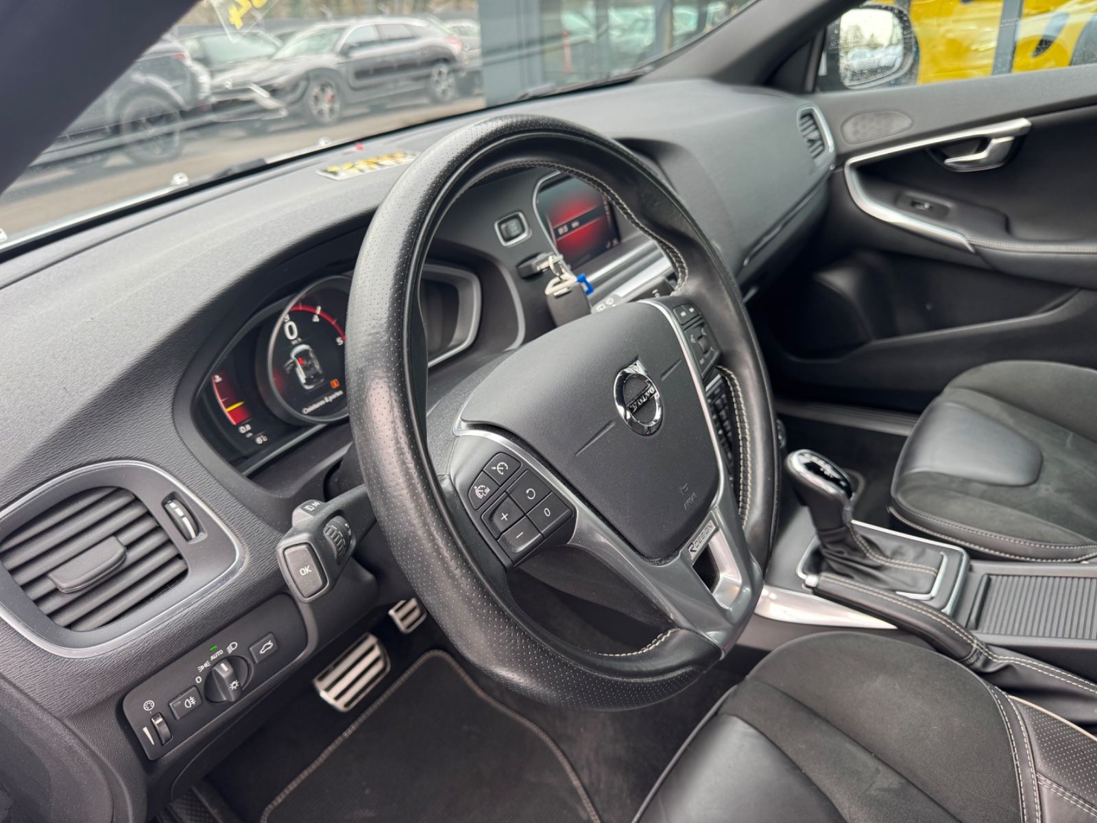 Fahrzeugabbildung Volvo V40 R-DESIGN AUTOMATIK*VOLL-LED*NAVI*SHZ*1.HAND*