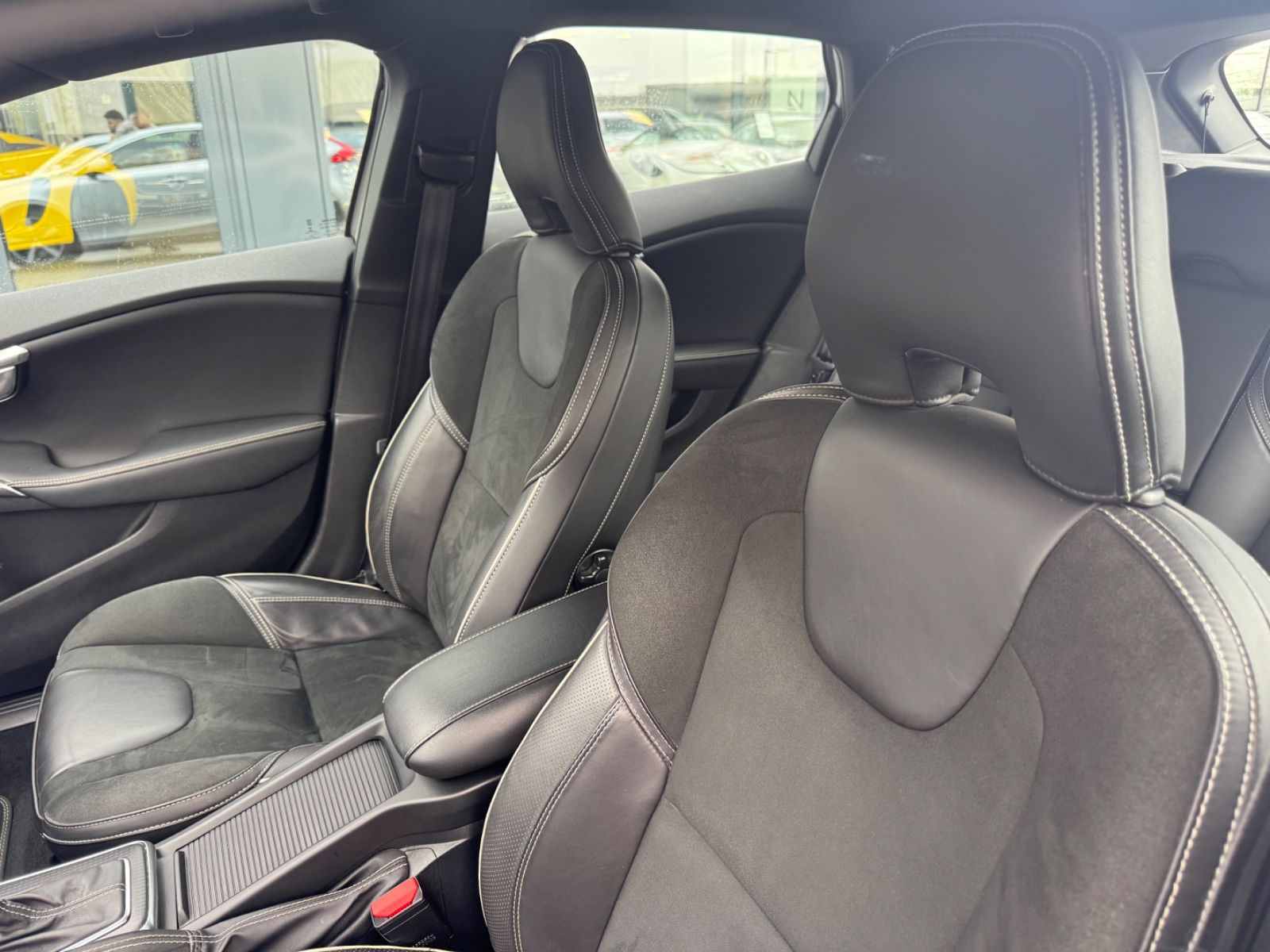 Fahrzeugabbildung Volvo V40 R-DESIGN AUTOMATIK*VOLL-LED*NAVI*SHZ*1.HAND*