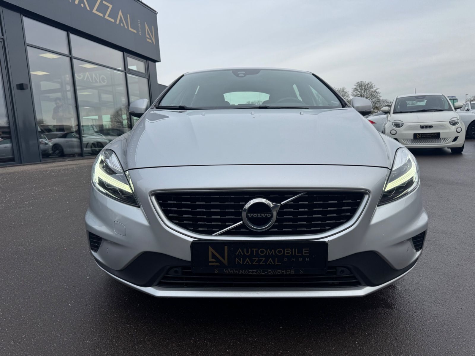 Fahrzeugabbildung Volvo V40 R-DESIGN AUTOMATIK*VOLL-LED*NAVI*SHZ*1.HAND*