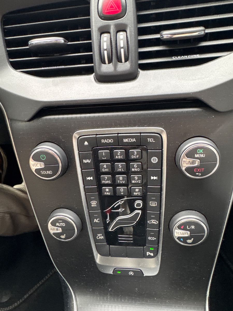 Fahrzeugabbildung Volvo V40 R-DESIGN AUTOMATIK*VOLL-LED*NAVI*SHZ*1.HAND*