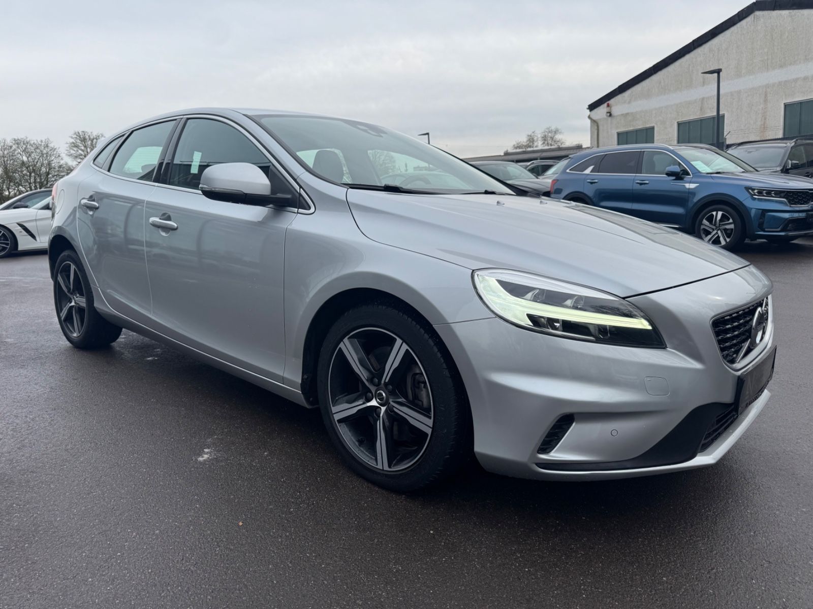 Fahrzeugabbildung Volvo V40 R-DESIGN AUTOMATIK*VOLL-LED*NAVI*SHZ*1.HAND*