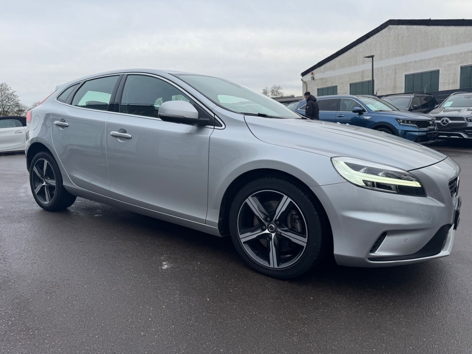 Fahrzeugabbildung Volvo V40 R-DESIGN AUTOMATIK*VOLL-LED*NAVI*SHZ*1.HAND*