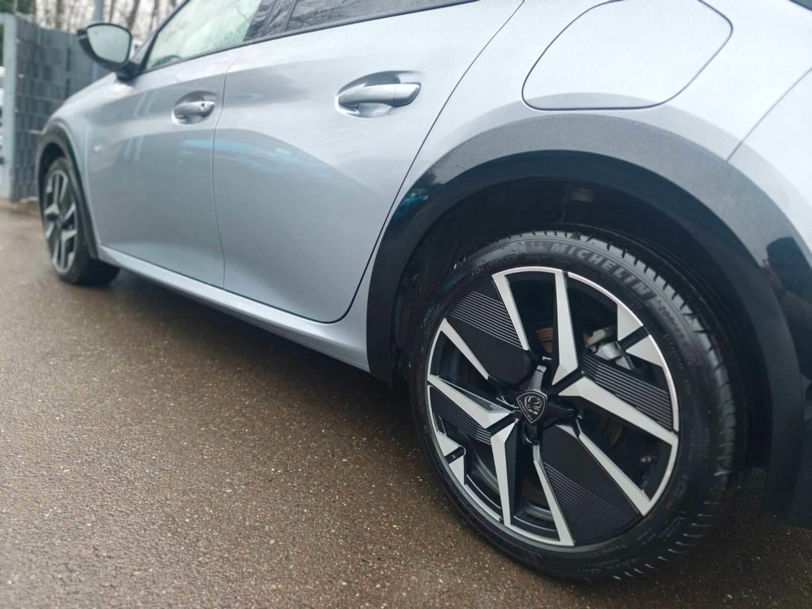 Fahrzeugabbildung Peugeot 208  GT HYBRID*NAVI*PANORAMA*KAMERA*GARANTIE*