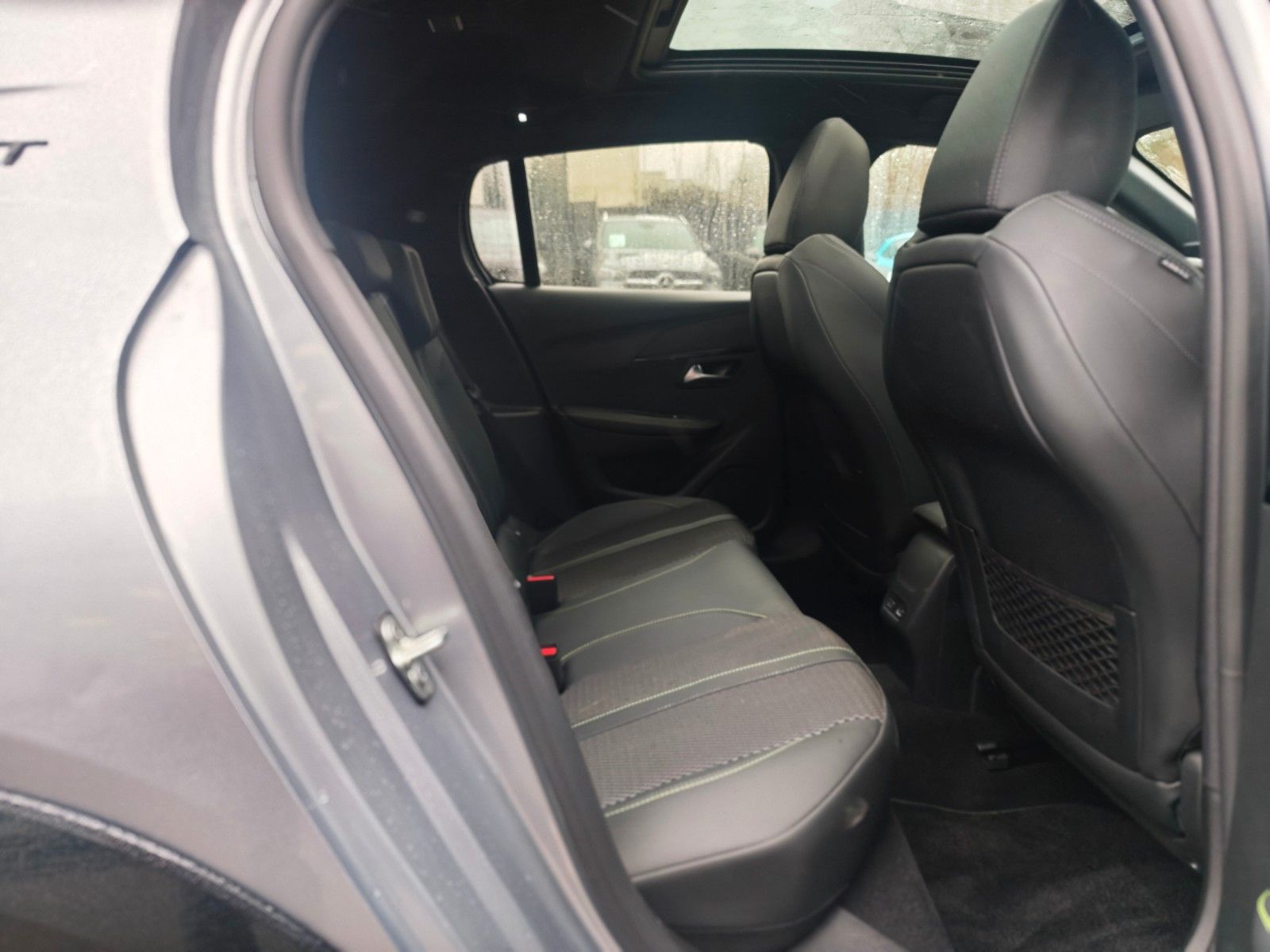 Fahrzeugabbildung Peugeot 208  GT HYBRID*NAVI*PANORAMA*KAMERA*GARANTIE*