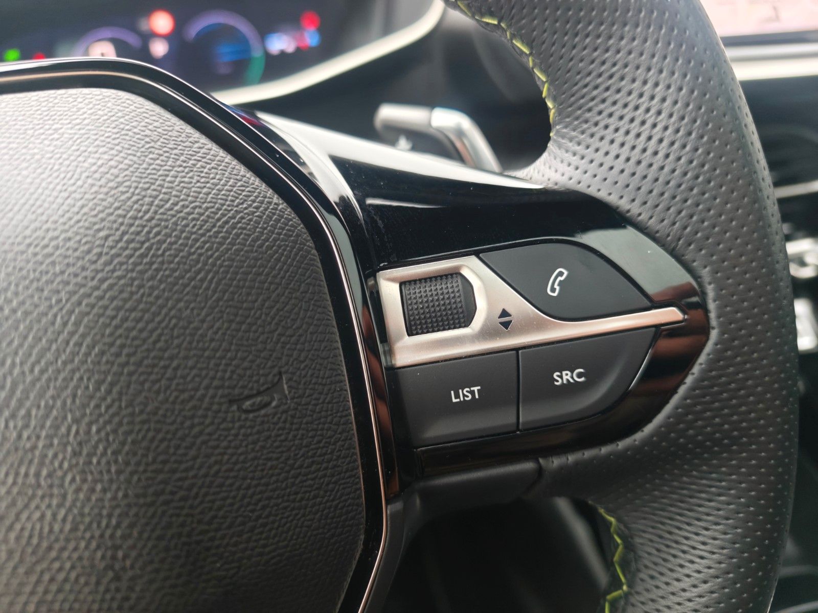 Fahrzeugabbildung Peugeot 208  GT HYBRID*NAVI*PANORAMA*KAMERA*GARANTIE*