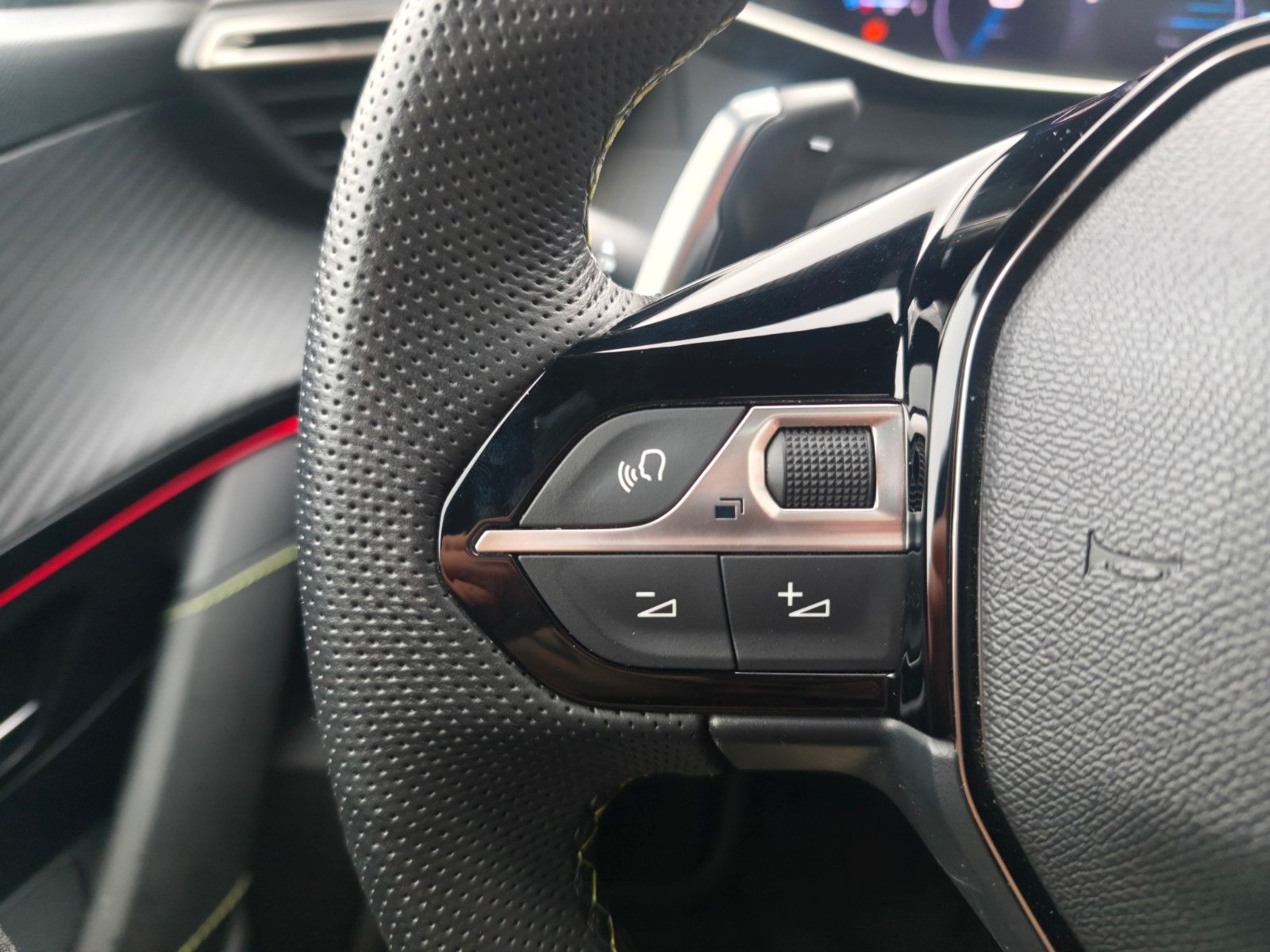 Fahrzeugabbildung Peugeot 208  GT HYBRID*NAVI*PANORAMA*KAMERA*GARANTIE*