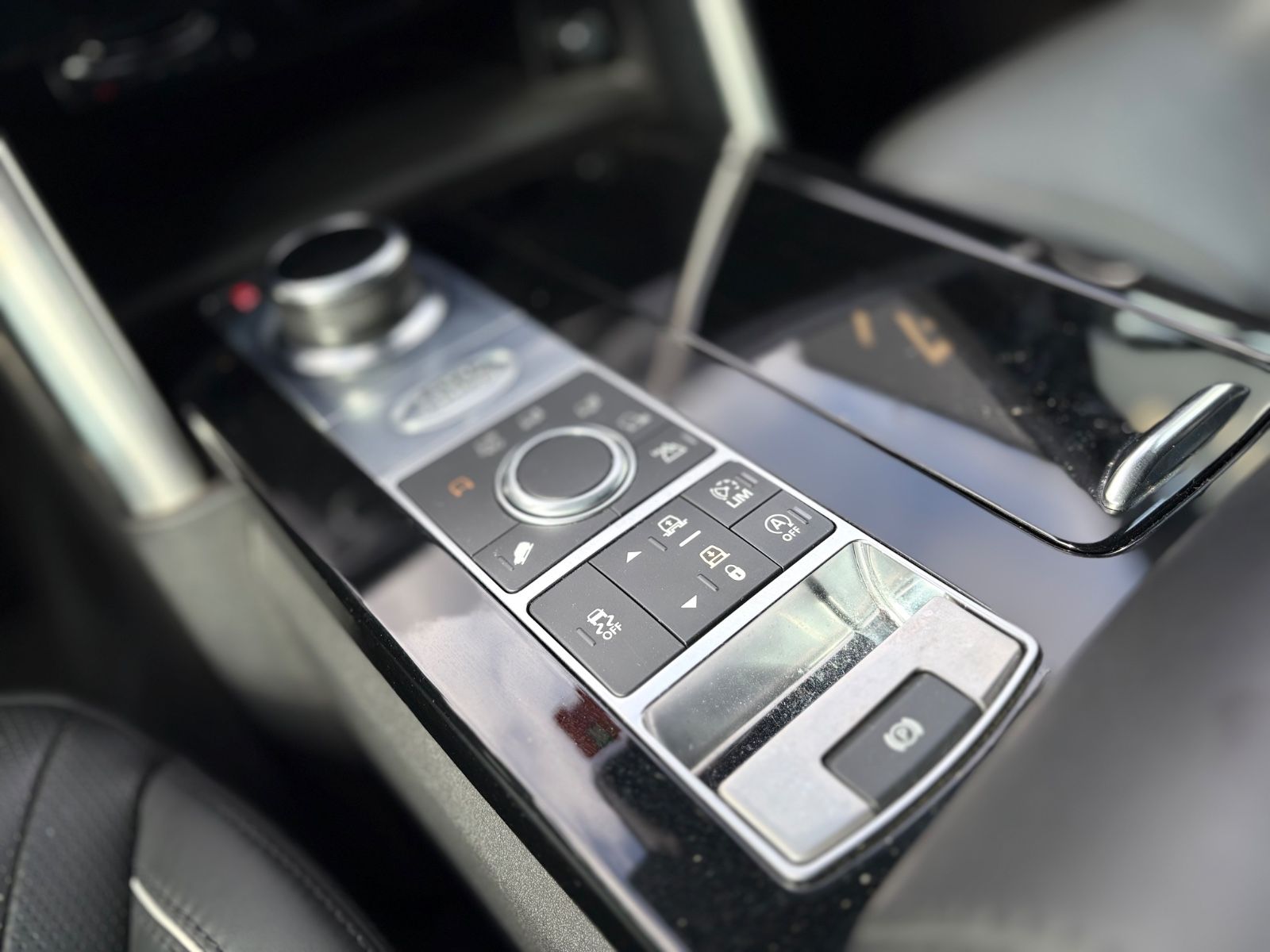 Fahrzeugabbildung Land Rover DISCOVERY 5 HSE Si6*LED*NAVI*LEDER*PANORAMA*