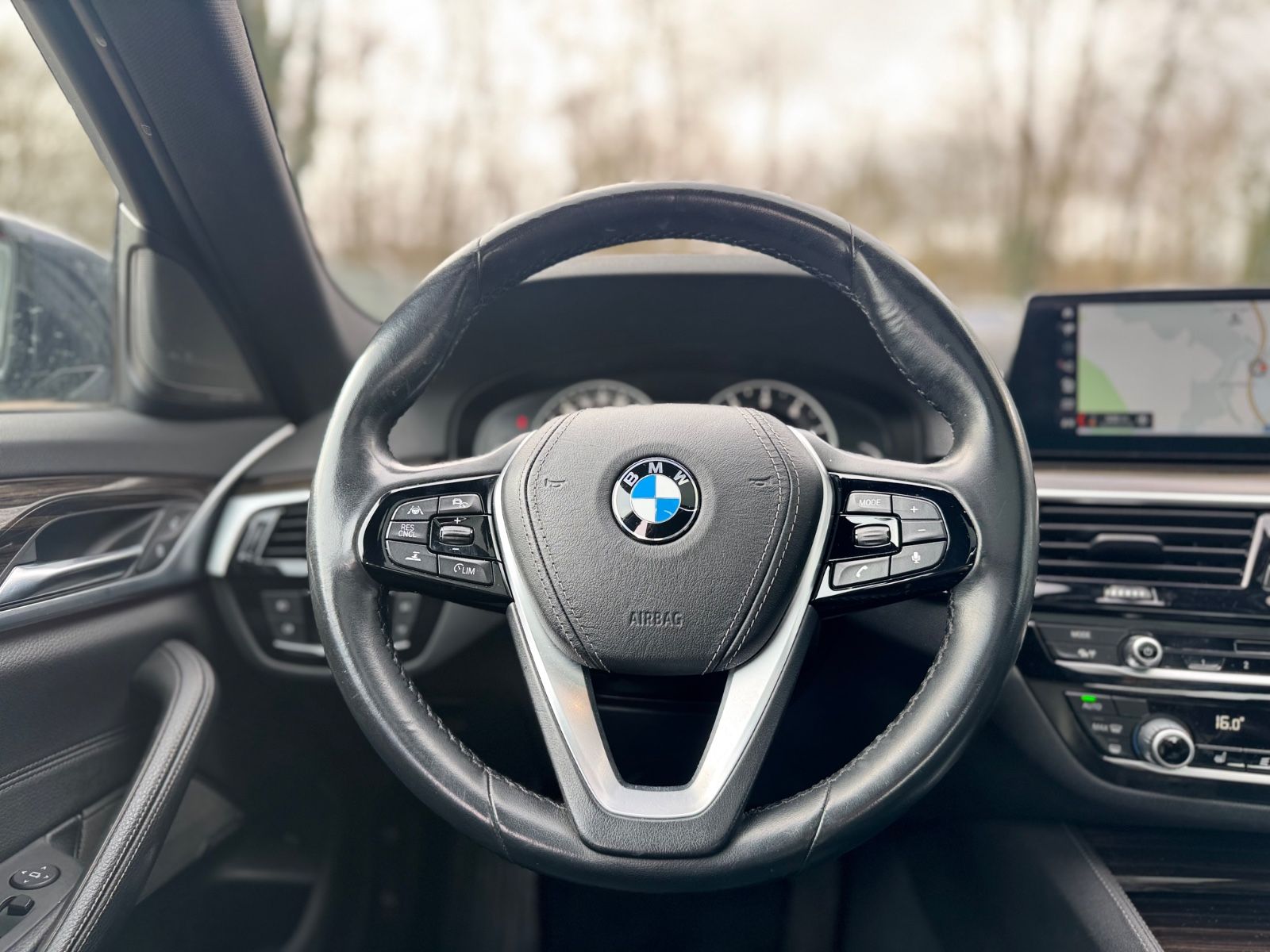 Fahrzeugabbildung BMW 530i xDRIVE*LUXURY-LINE*SHADOW*EL.SD*LEDER*TOP