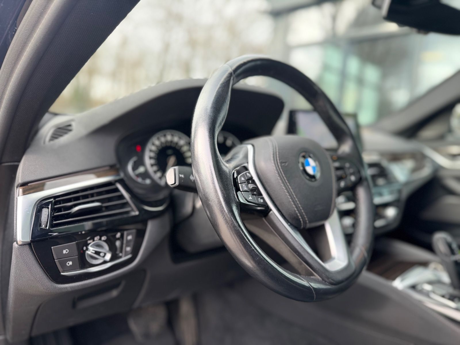 Fahrzeugabbildung BMW 530i xDRIVE*LUXURY-LINE*SHADOW*EL.SD*LEDER*TOP