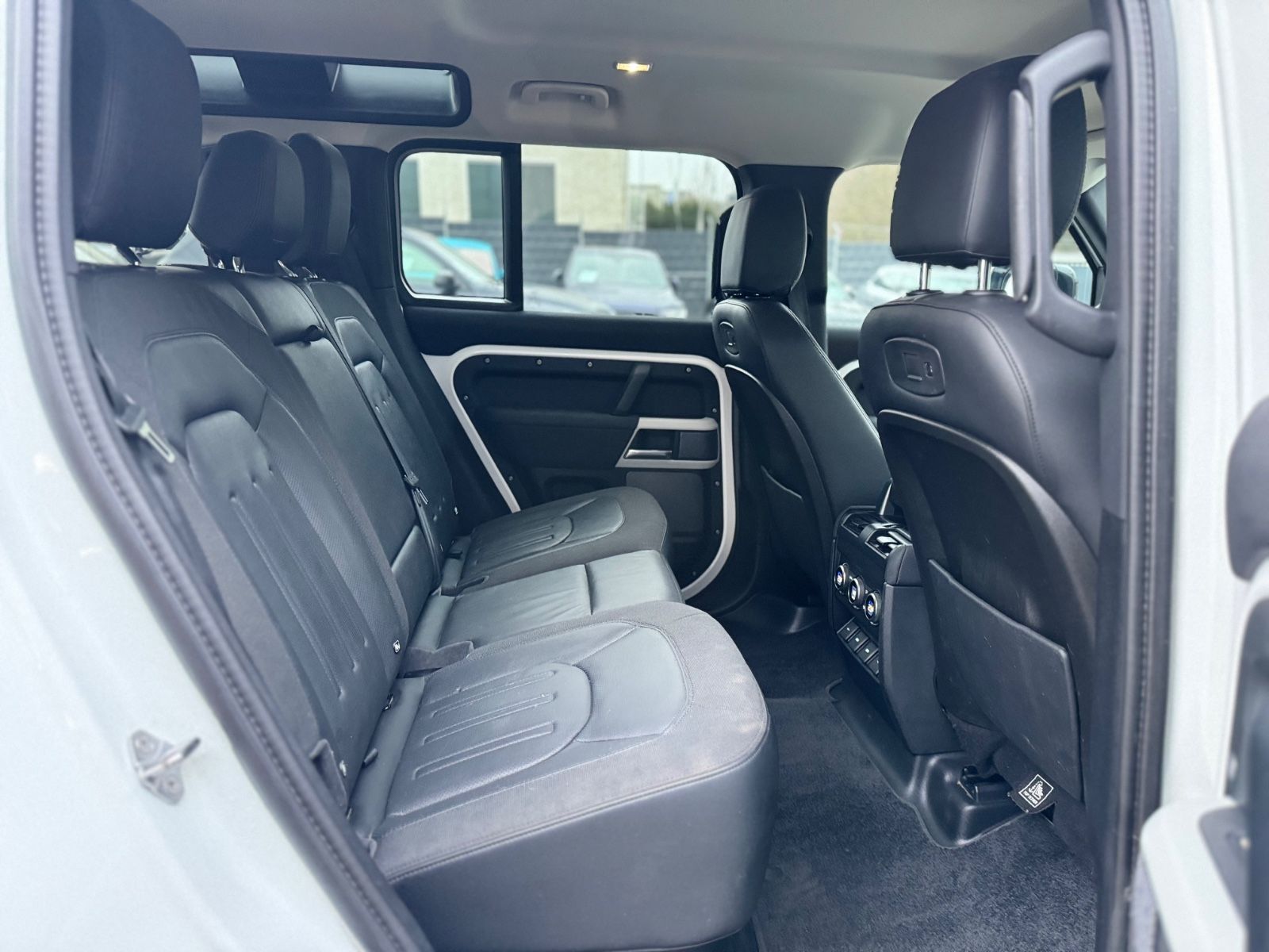 Fahrzeugabbildung Land Rover DEFENDER*BLACK-DESIGN PACK*2.HD*LED*OFF ROAD*TOP