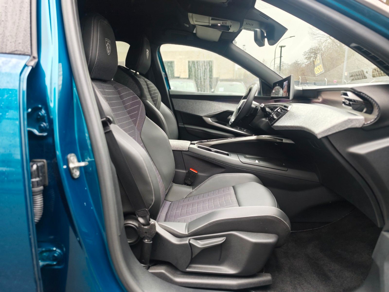 Fahrzeugabbildung Peugeot 5008 HYBRID 136 GT*AUT*7 SITZE*VOLL-LED*ASSIST*