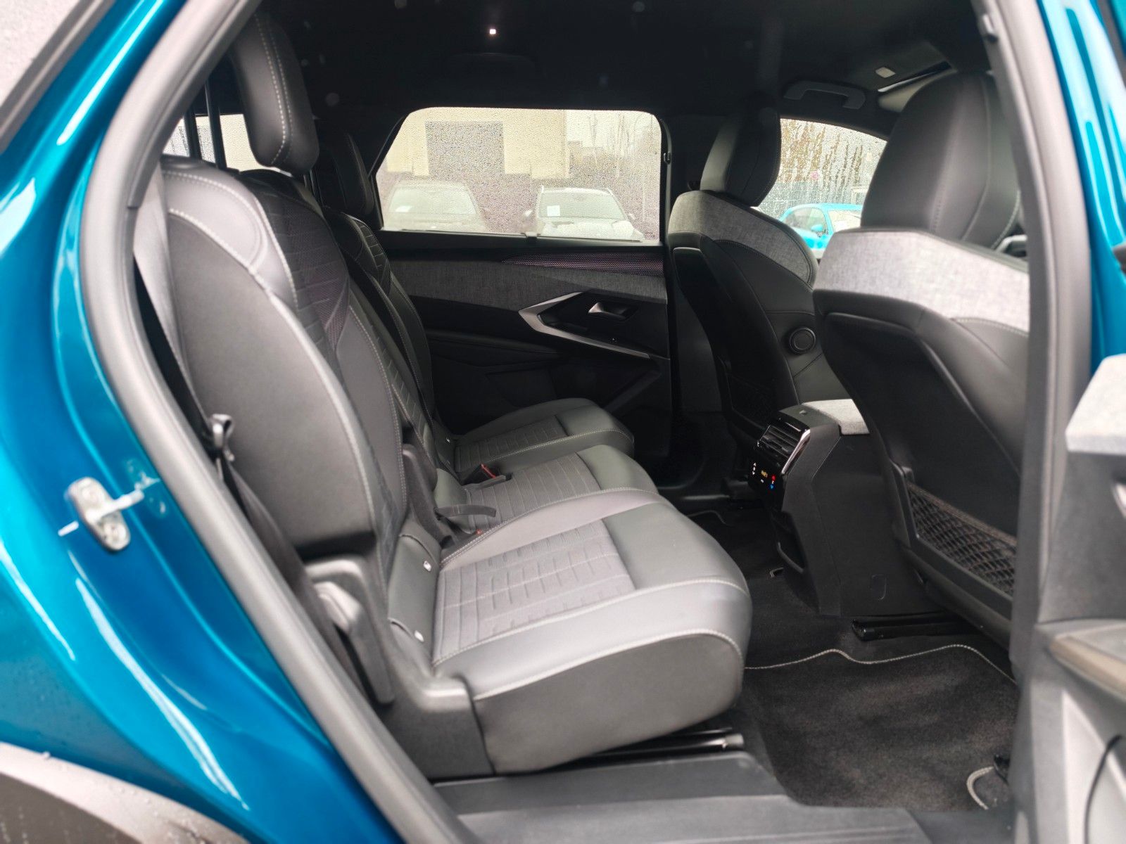 Fahrzeugabbildung Peugeot 5008 HYBRID 136 GT*AUT*7 SITZE*VOLL-LED*ASSIST*