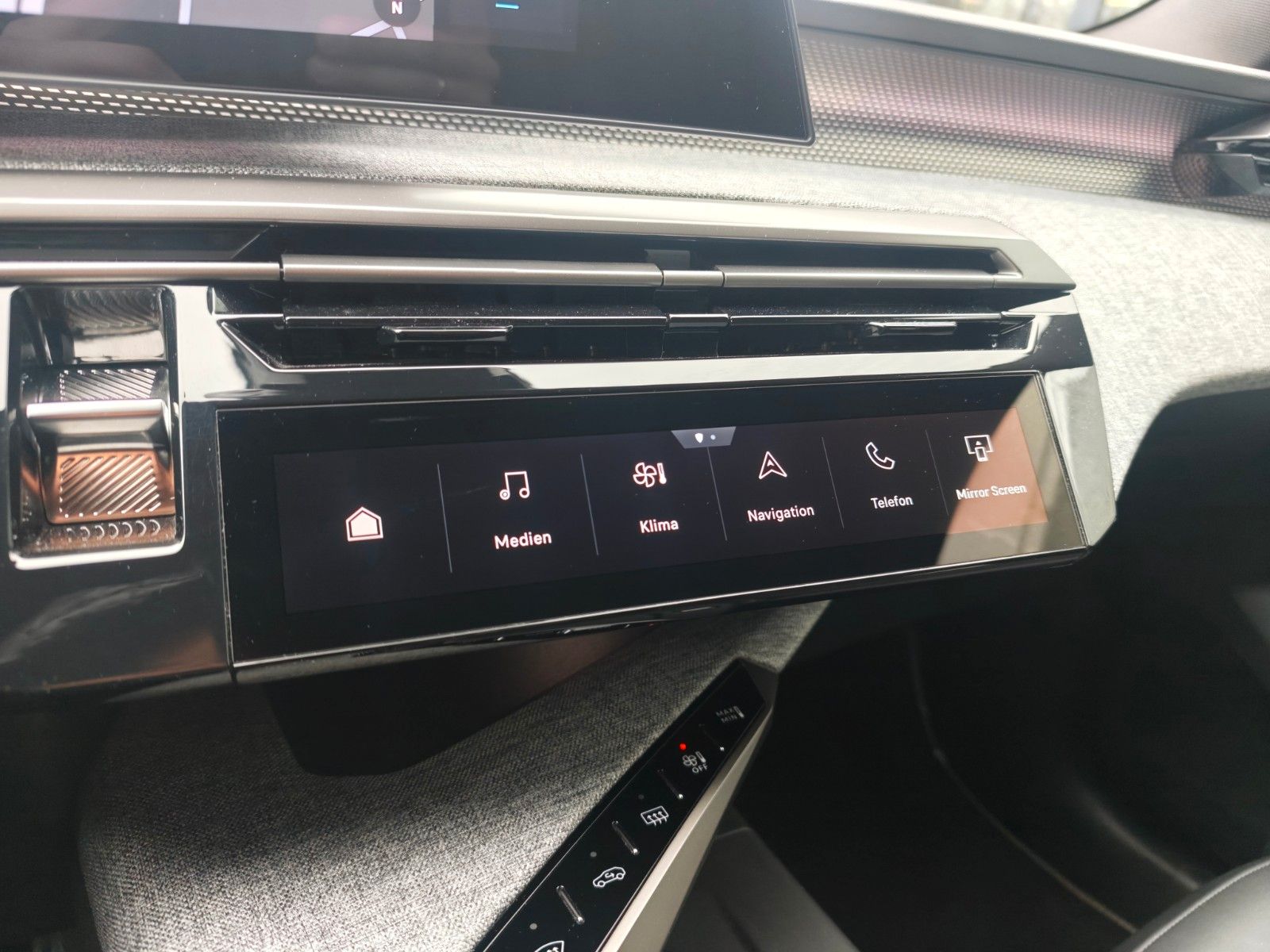 Fahrzeugabbildung Peugeot 5008 HYBRID 136 GT*AUT*7 SITZE*VOLL-LED*ASSIST*