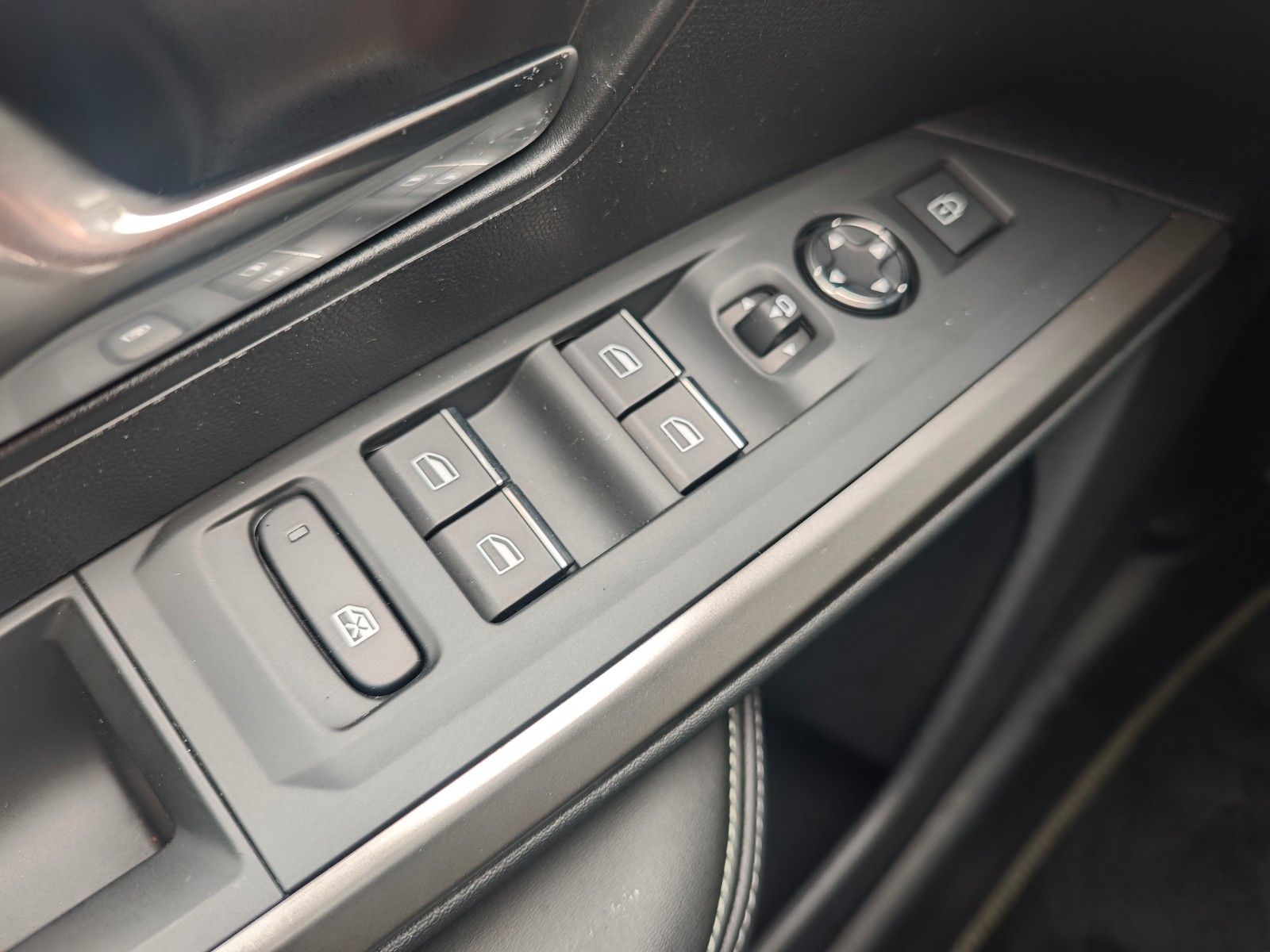 Fahrzeugabbildung Peugeot 5008 HYBRID 136 GT*AUT*7 SITZE*VOLL-LED*ASSIST*