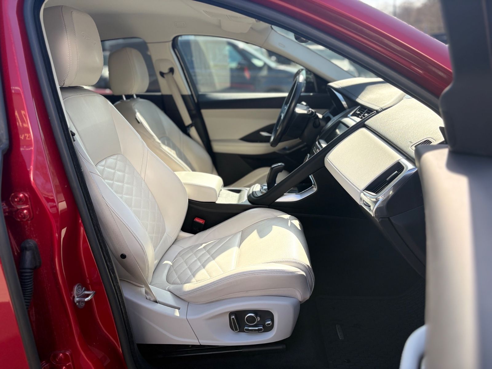 Fahrzeugabbildung Jaguar E-PACE HSE AWD*AUT*LEDER *LED*KAMERA*1.HD*TOP