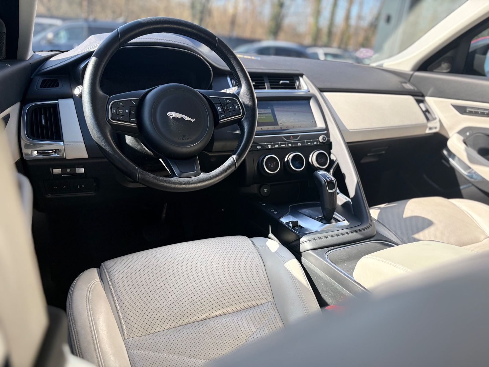 Fahrzeugabbildung Jaguar E-PACE HSE AWD*AUT*LEDER *LED*KAMERA*1.HD*TOP