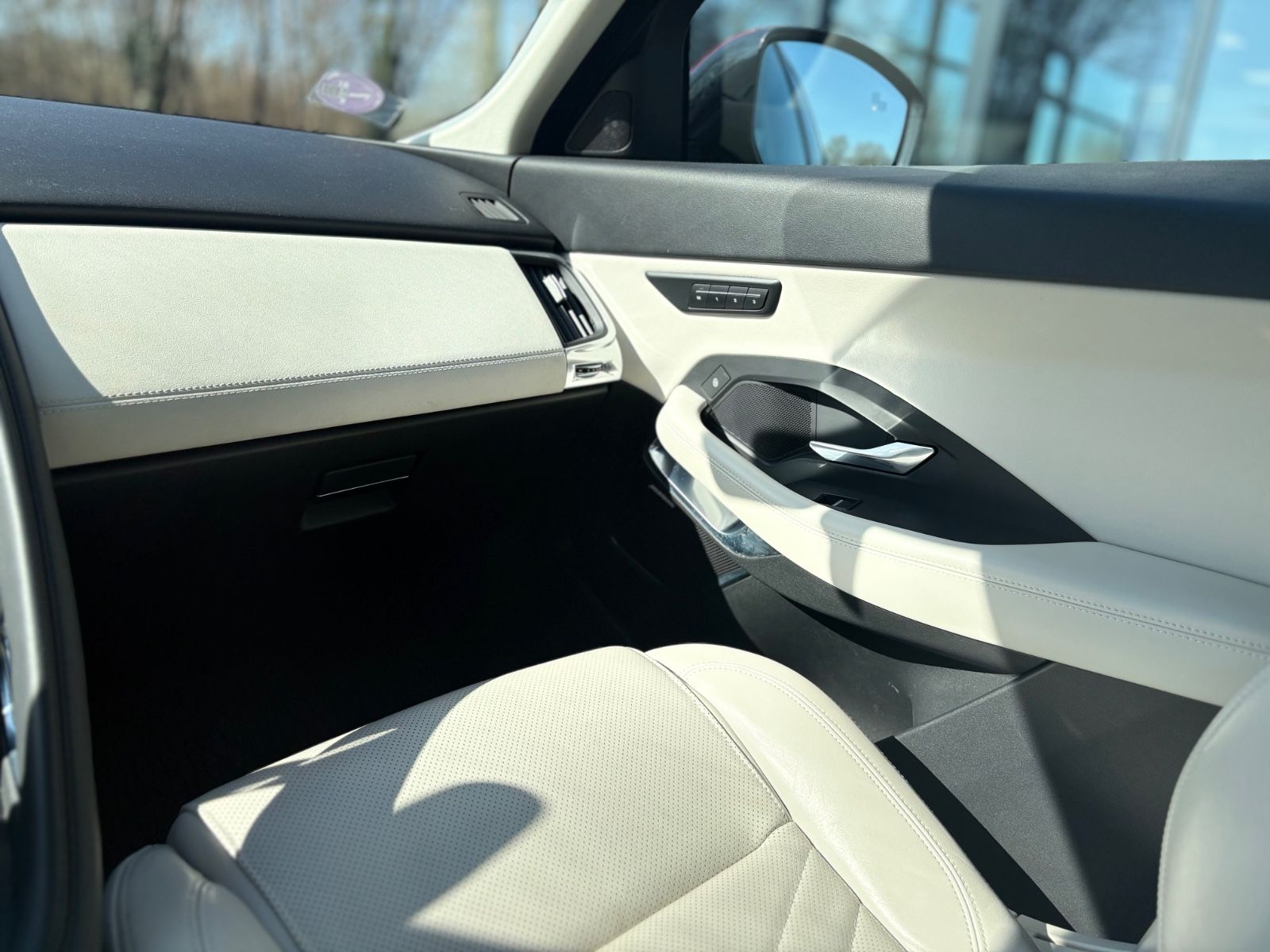 Fahrzeugabbildung Jaguar E-PACE HSE AWD*AUT*LEDER *LED*KAMERA*1.HD*TOP