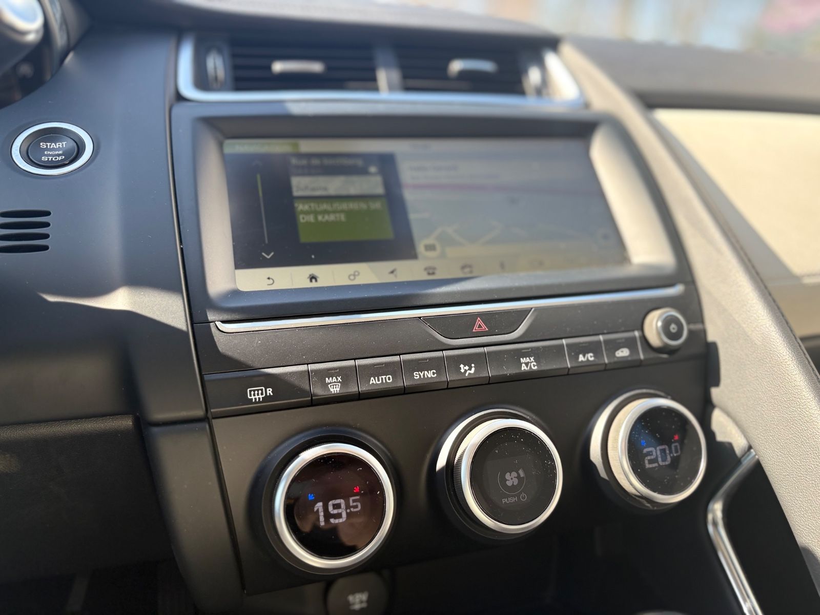 Fahrzeugabbildung Jaguar E-PACE HSE AWD*AUT*LEDER *LED*KAMERA*1.HD*TOP