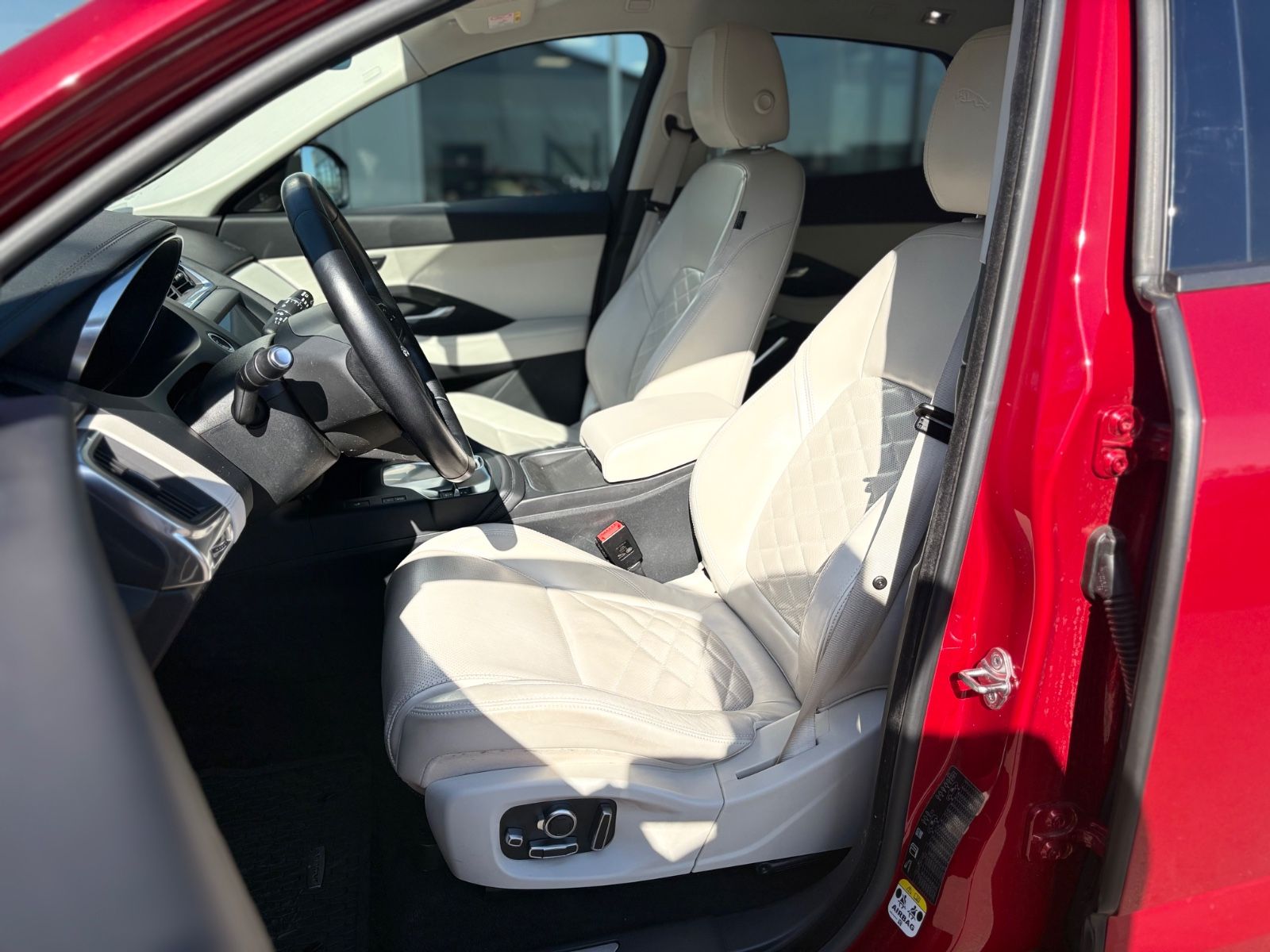 Fahrzeugabbildung Jaguar E-PACE HSE AWD*AUT*LEDER *LED*KAMERA*1.HD*TOP