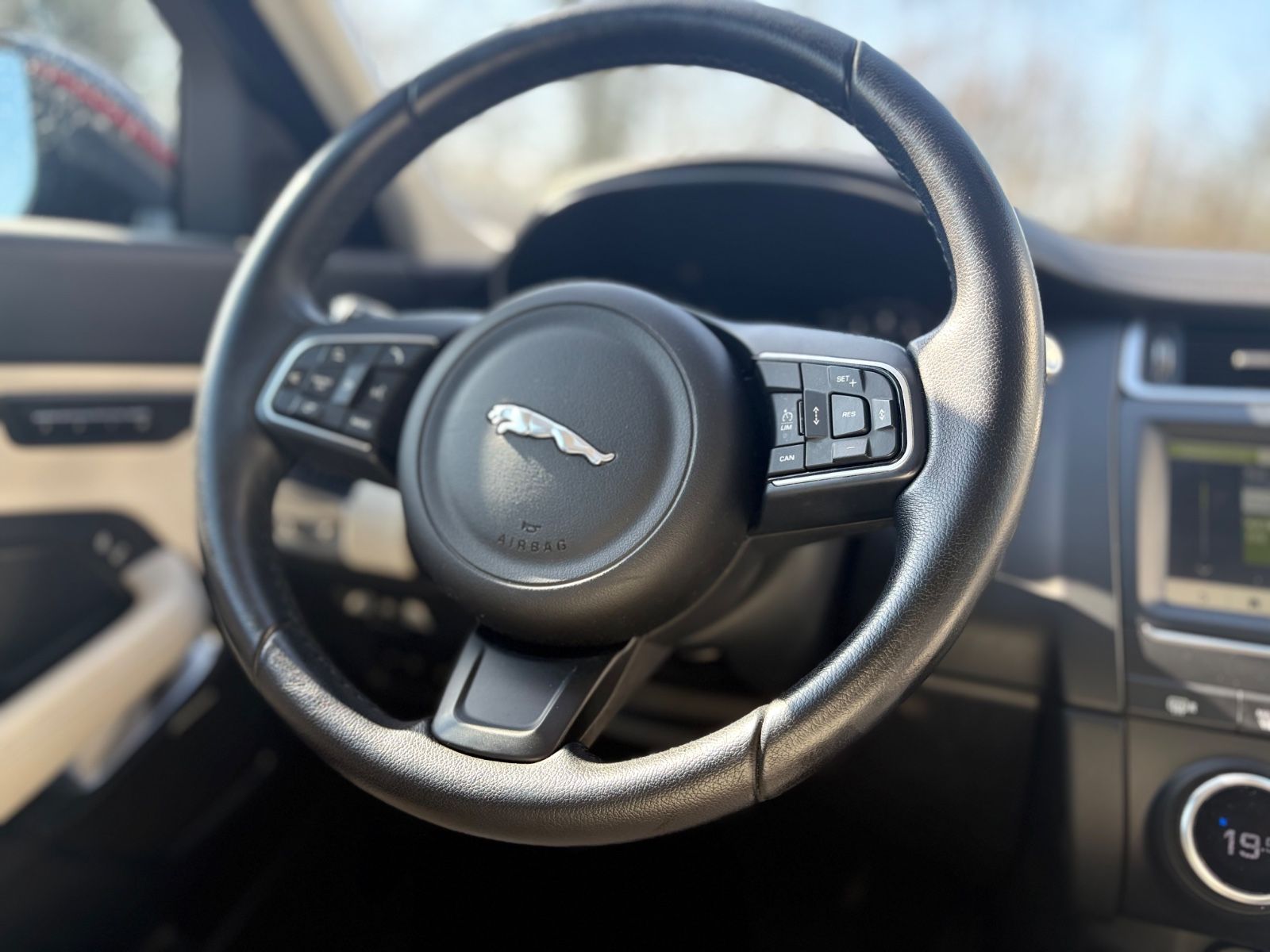 Fahrzeugabbildung Jaguar E-PACE HSE AWD*AUT*LEDER *LED*KAMERA*1.HD*TOP