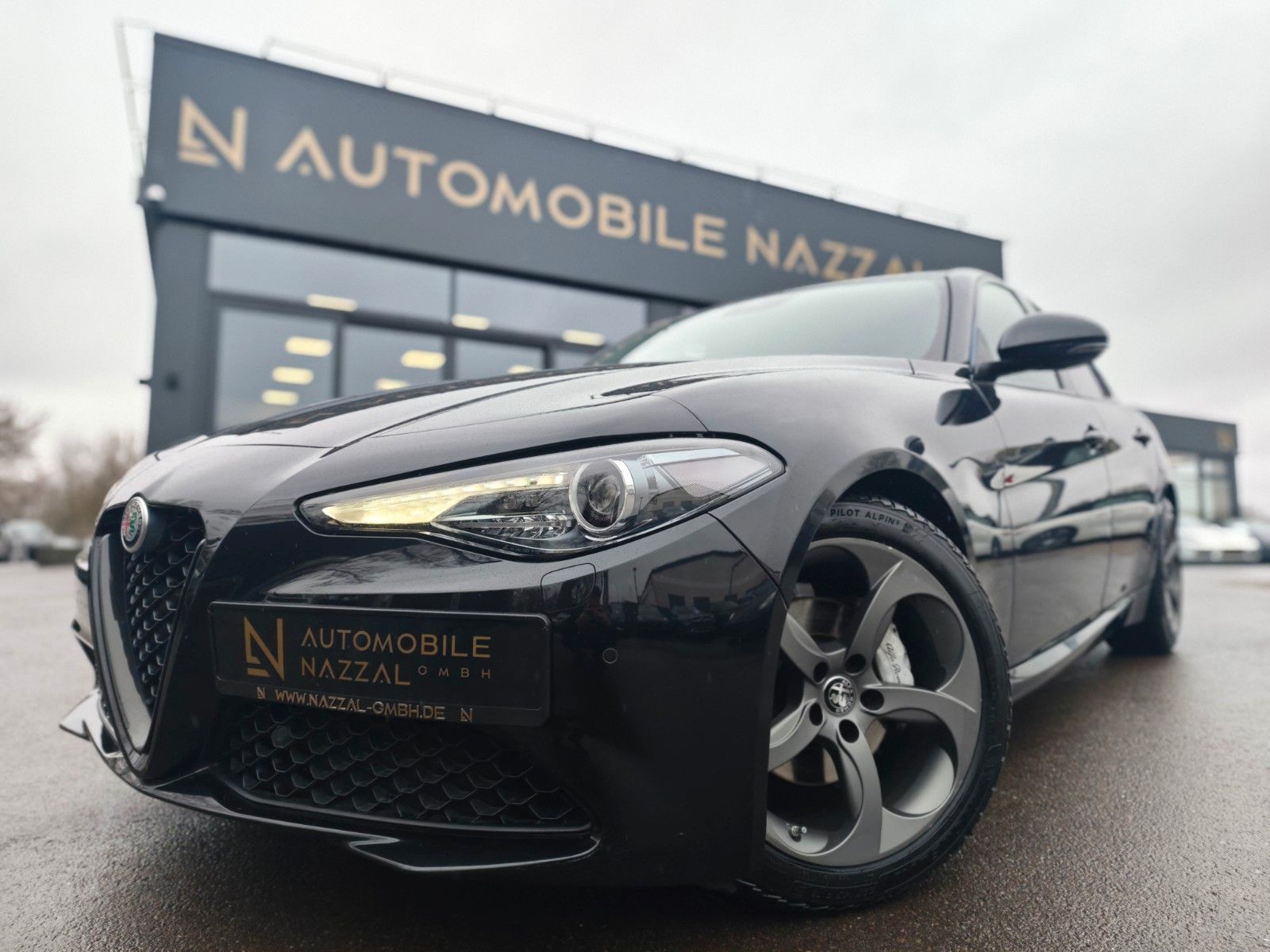 Fahrzeugabbildung Alfa Romeo GIULIA BLACK-TECH*AUT*2.HD*ALCANTARA*NAVI*PDC*