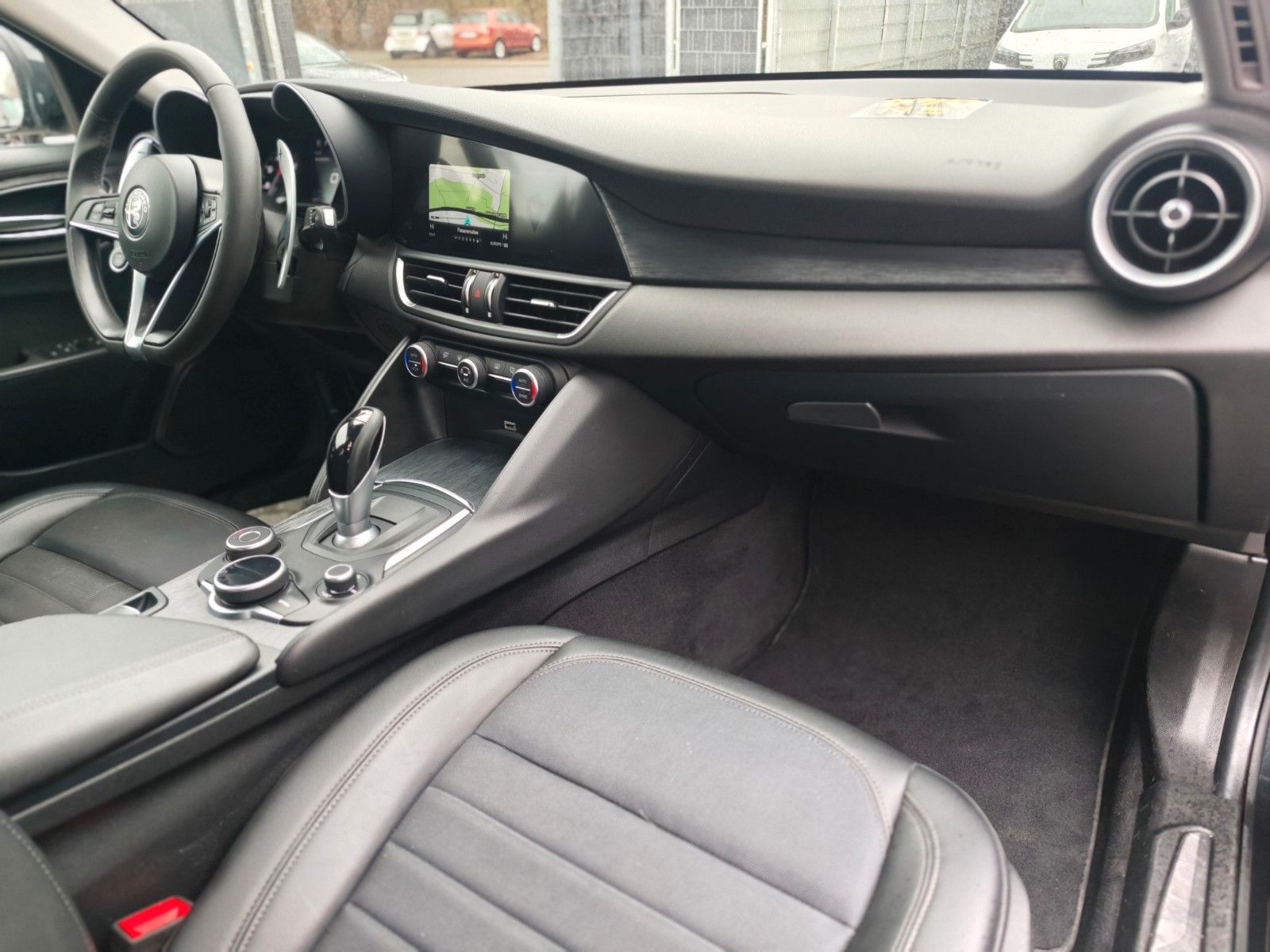 Fahrzeugabbildung Alfa Romeo GIULIA BLACK-TECH*AUT*2.HD*ALCANTARA*NAVI*PDC*