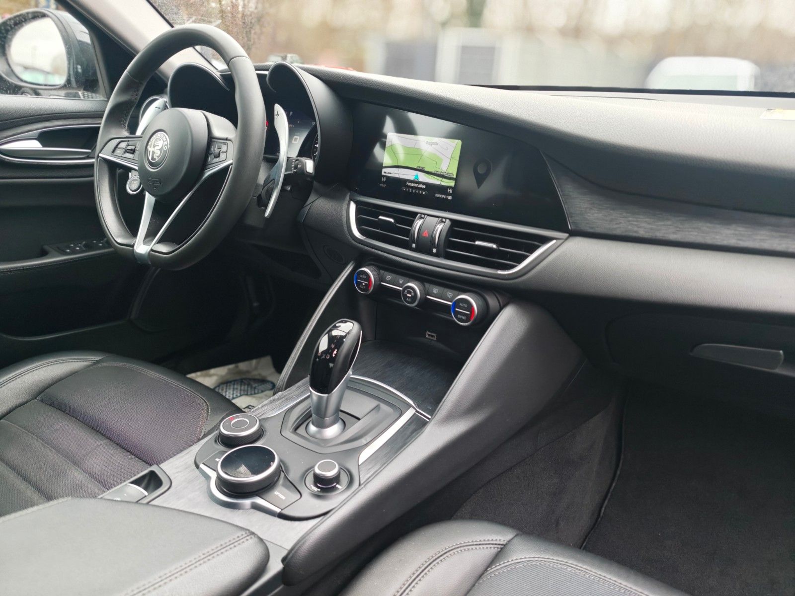 Fahrzeugabbildung Alfa Romeo GIULIA BLACK-TECH*AUT*2.HD*ALCANTARA*NAVI*PDC*