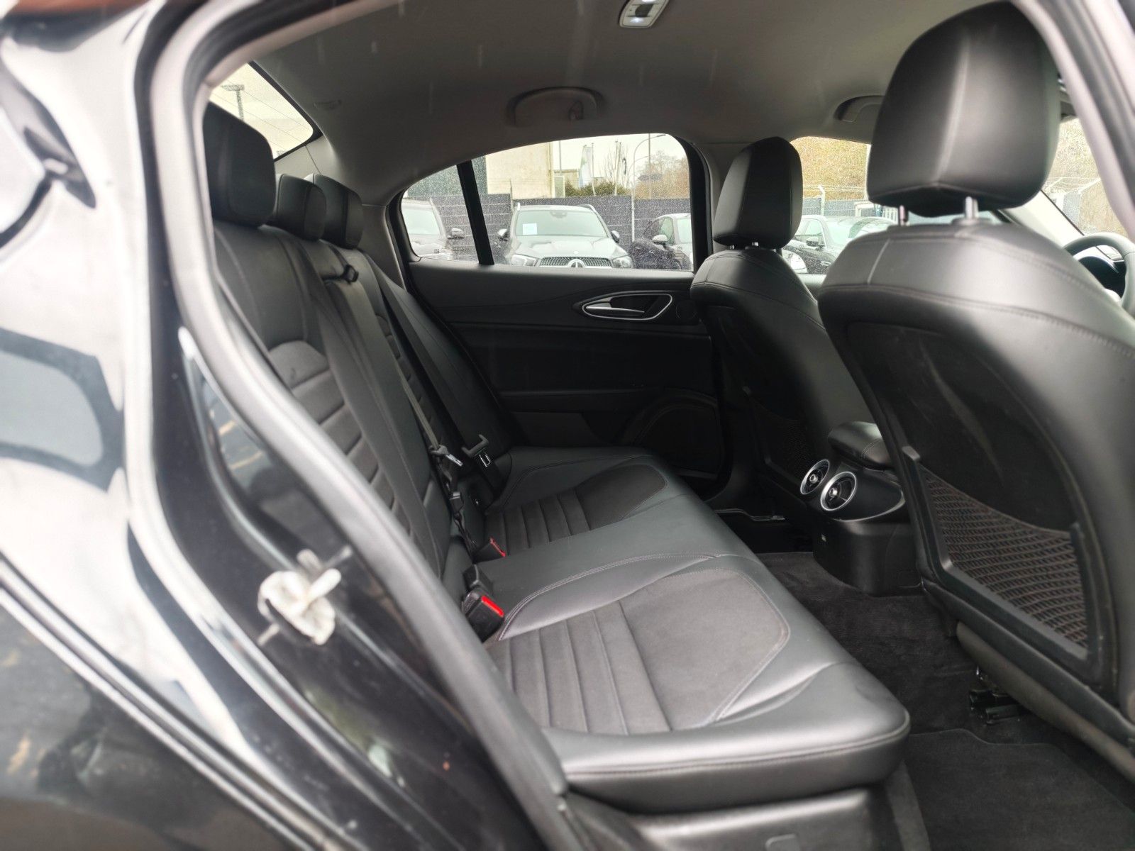 Fahrzeugabbildung Alfa Romeo GIULIA BLACK-TECH*AUT*2.HD*ALCANTARA*NAVI*PDC*