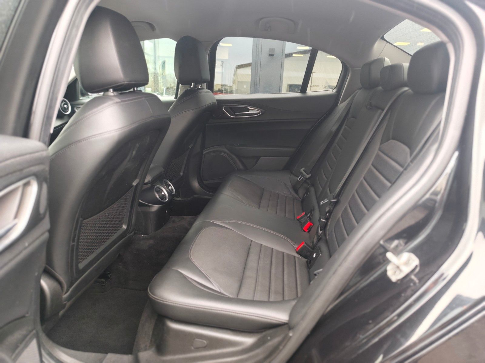 Fahrzeugabbildung Alfa Romeo GIULIA BLACK-TECH*AUT*2.HD*ALCANTARA*NAVI*PDC*