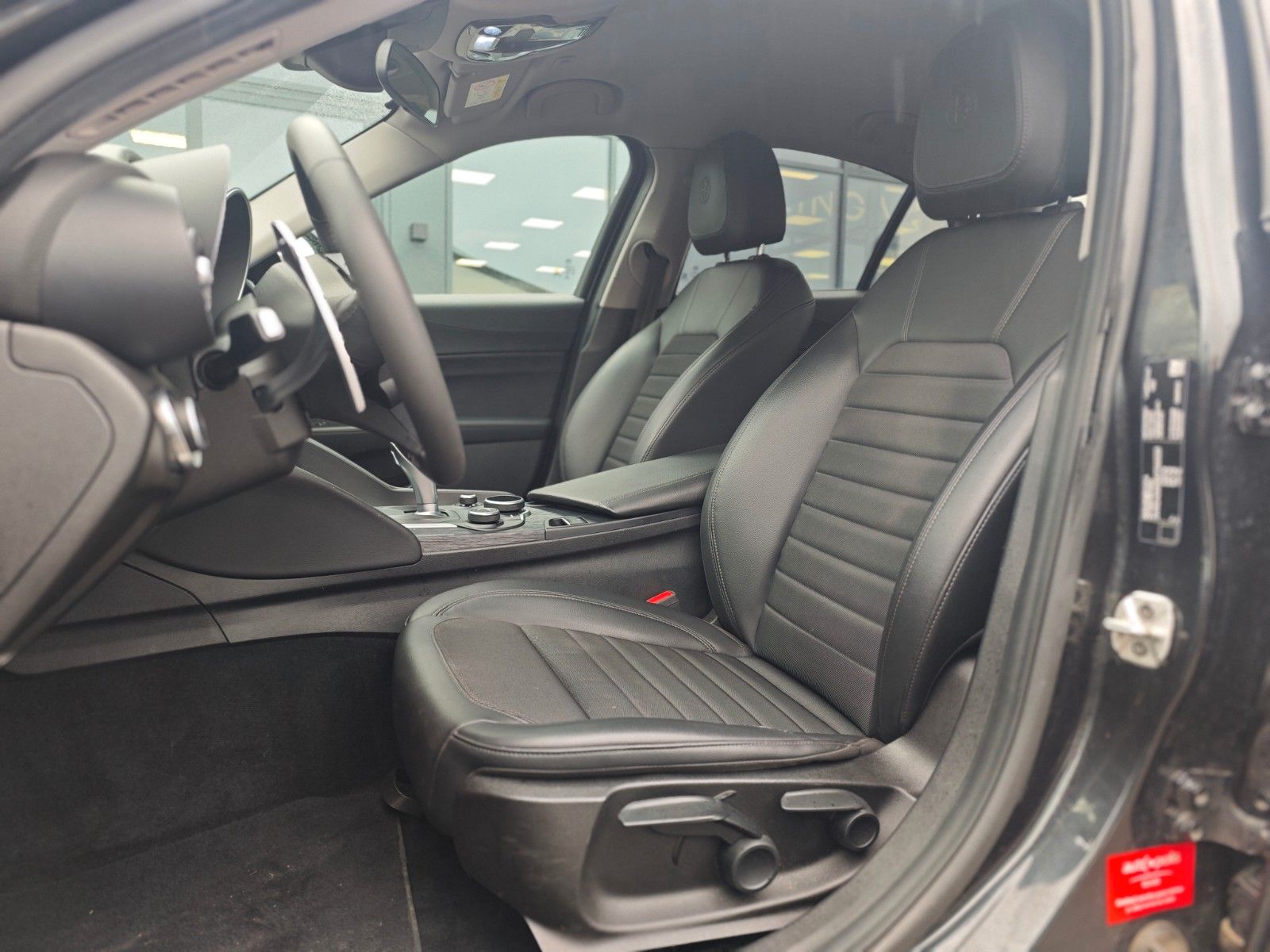 Fahrzeugabbildung Alfa Romeo GIULIA BLACK-TECH*AUT*2.HD*ALCANTARA*NAVI*PDC*